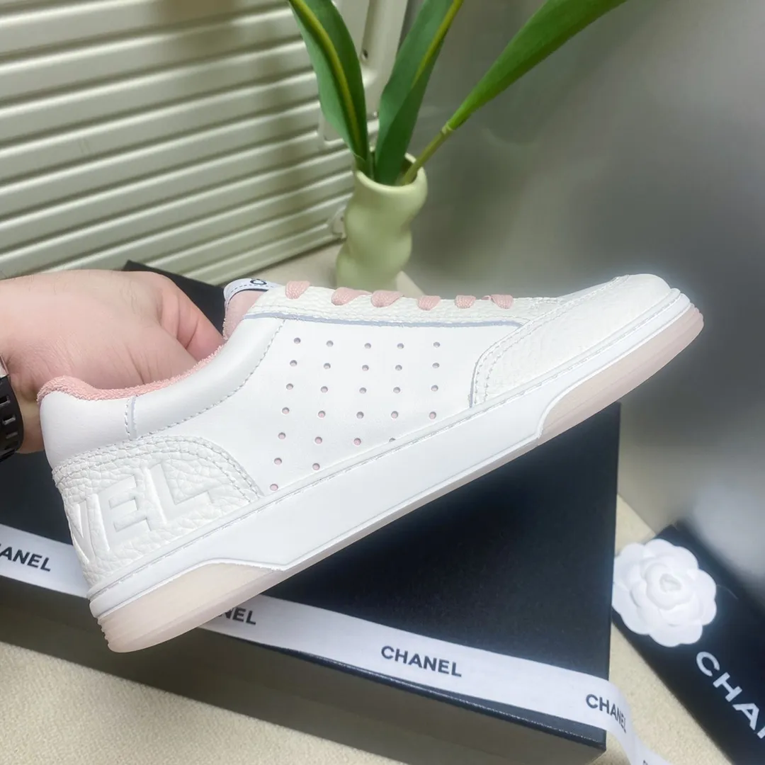 👟👟Ex-factory price 480🐹🐹Women's shoes, women's clothing chanel~~Chanel's latest 2022 panda shoes, skateboard shoes, sneakers, out of stock king @counters are out of stock everywhere〰It's hard to reserve even if you have money❗️ The fresh splicing style is really super nice...Xiaohongshu, Internet celebrity anchors, and blog owners have already started to call ❤ Original calfskin fabric, original towel lining, logo stamping process, two-color T👟👟 ex-factory price U outsole, lasting process, foot pad latex all custom molded... 🎁Supporting packaging 35-40 regular size